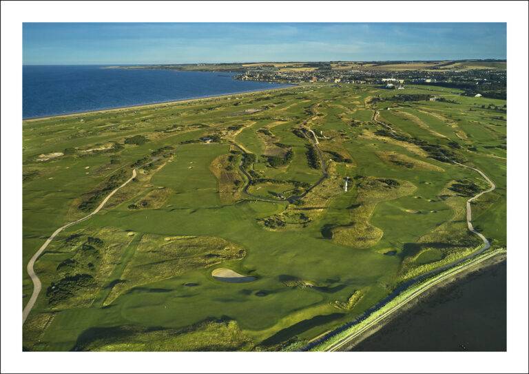 The Old Course winds its distinctive hook-shaped path from the town to the Eden Estuary, wrapping around a nub of the New Course (1895), mostly on the left. The Jubilee Course (1897) is beyond on the far side. The Eden Course (1914) is on the right.